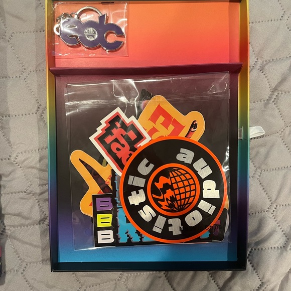 EDC Keychain + Stickers - Picture 3 of 9